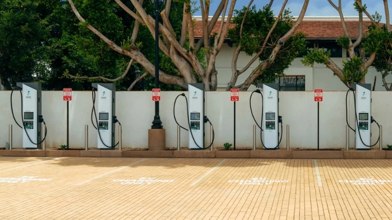 Electrify America Pairs Chargers With Batteries